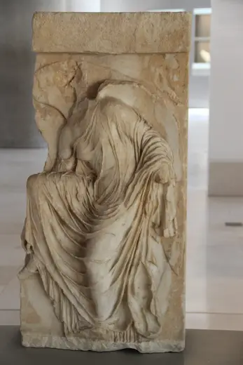 Detalle de superficie: Athens Acropolis Museum Marble Balustrade Slab from Temple of Athena Nike, 420-410 BC (284