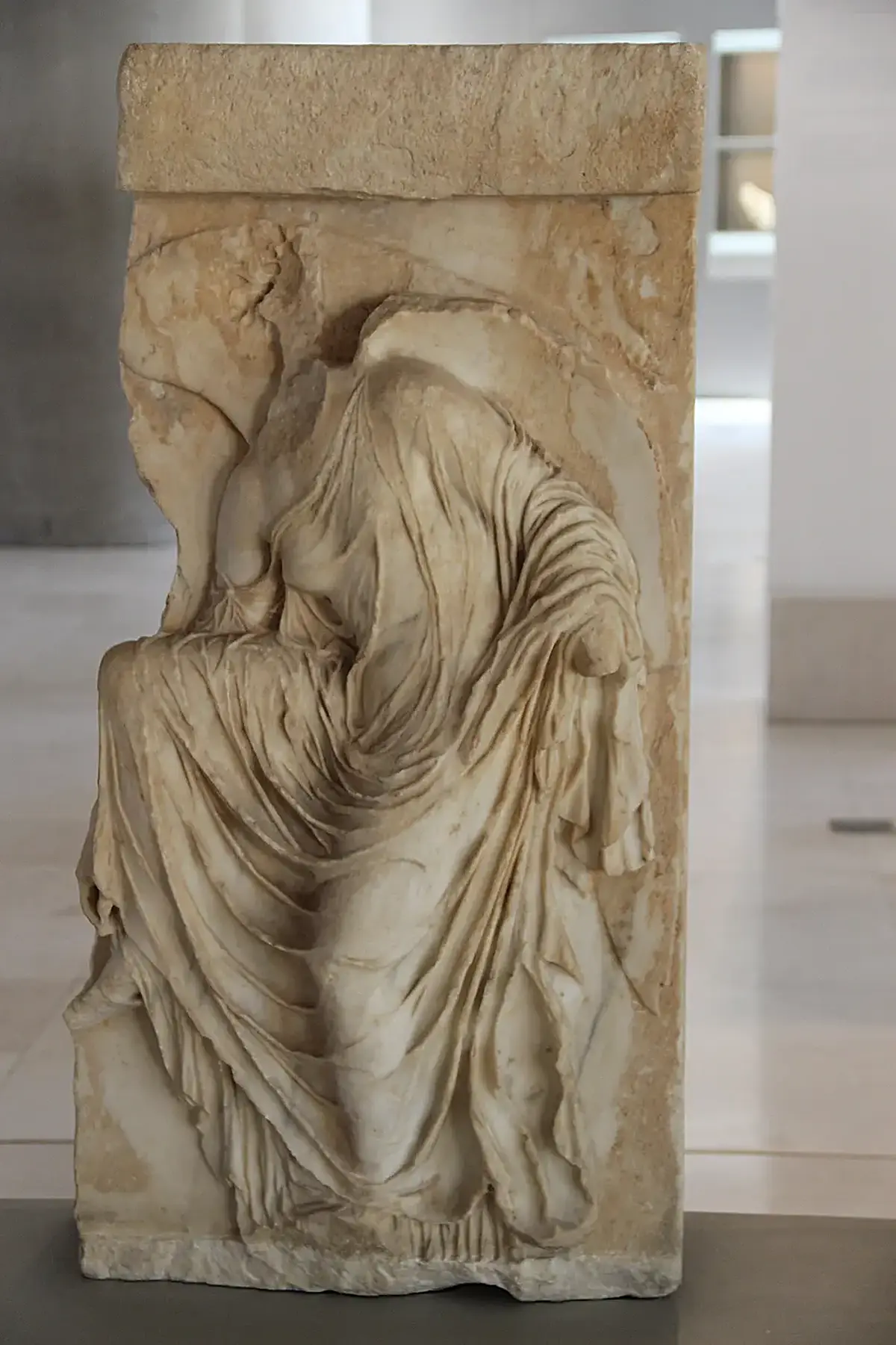 Dettaglio di superficie: Athens Acropolis Museum Marble Balustrade Slab from Temple of Athena Nike, 420-410 BC (284