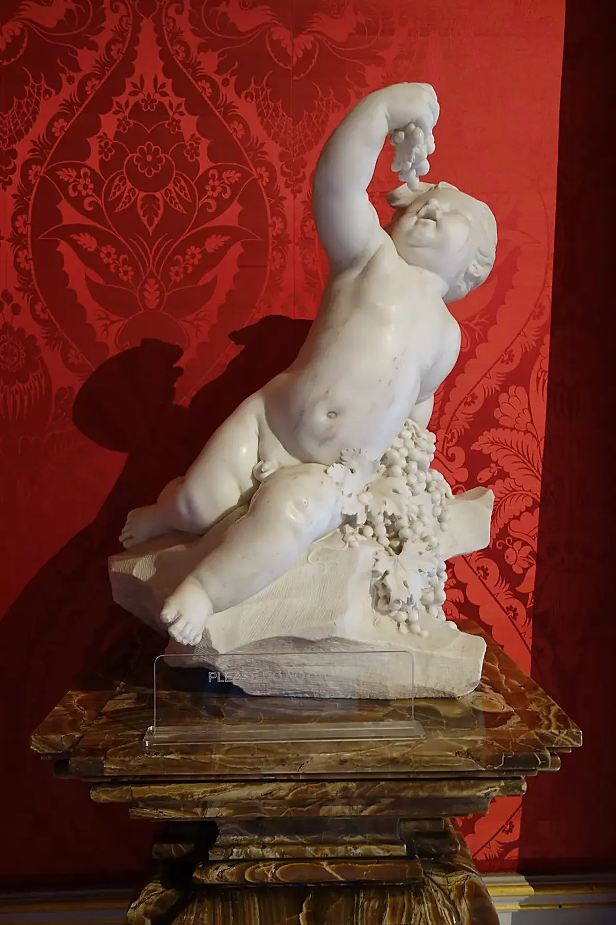 Dettaglio di superficie: Autumn, by Camillo Rusconi, c. 1700, marble, on pedestal by Morel & Seddon, c. 1700, limes