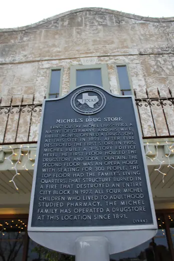Detalle de superficie: Michels Drug Store, Marble Falls, Texas (8740573642)