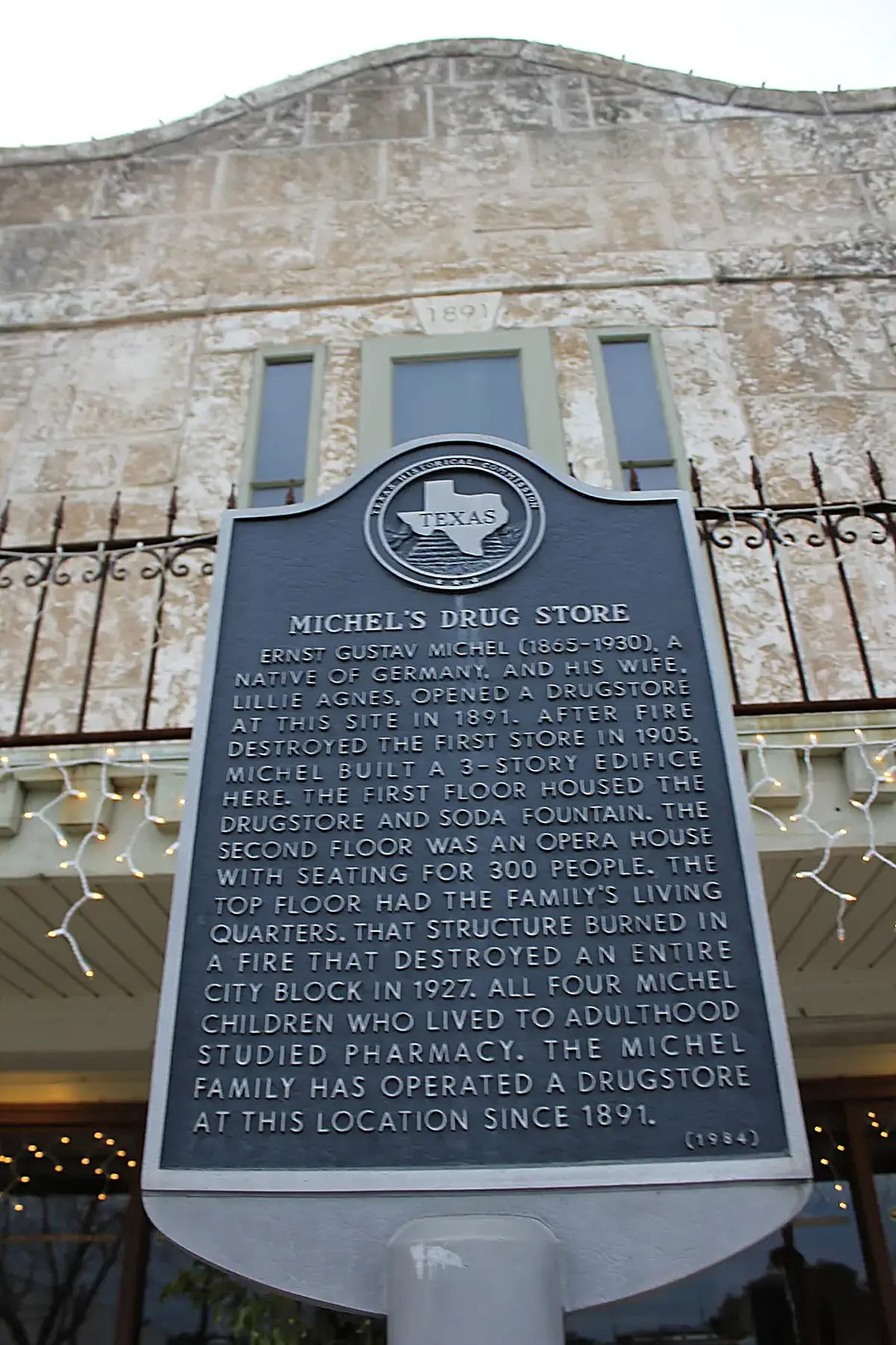 Dettaglio di superficie: Michels Drug Store, Marble Falls, Texas (8740573642)