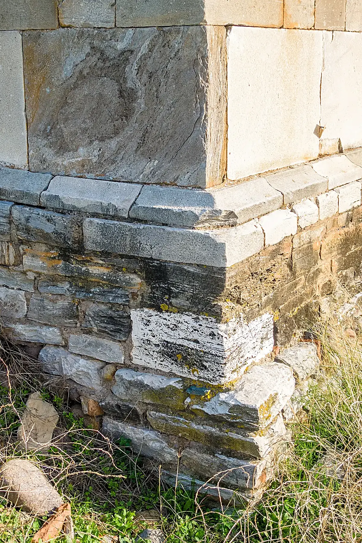 Détail de surface: San Parteo Church foundations in Lucciana Corsica