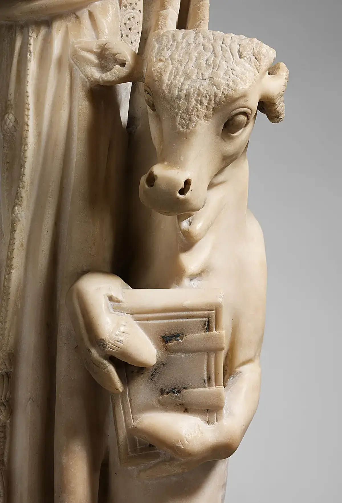 Détail de surface: Pilaster (Tetramorph) from the Parapet of a Pulpit with Symbol of the Evangelists MET DP16