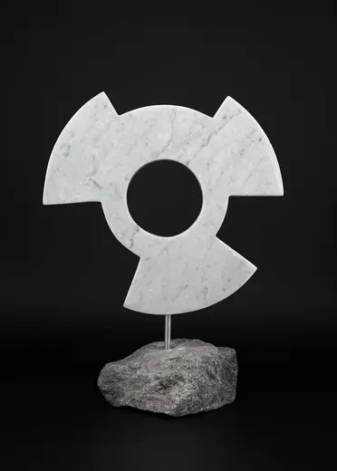 Detalle de superficie: Neo-geometric marble sculpture by Manciniart