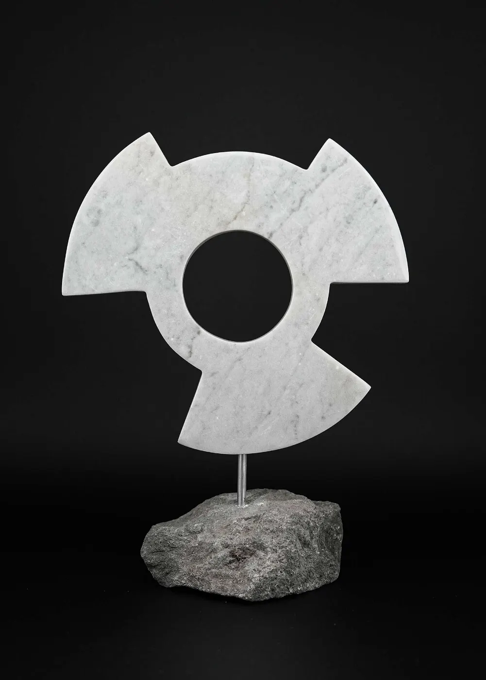 Détail de surface: Neo-geometric marble sculpture by Manciniart