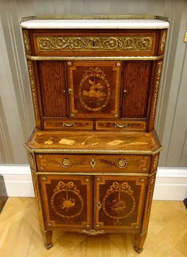 Detalle de superficie: Toilet and writing-cabinet, France, c. 1776-1780, oak, pearwood, walnut, veneered with var