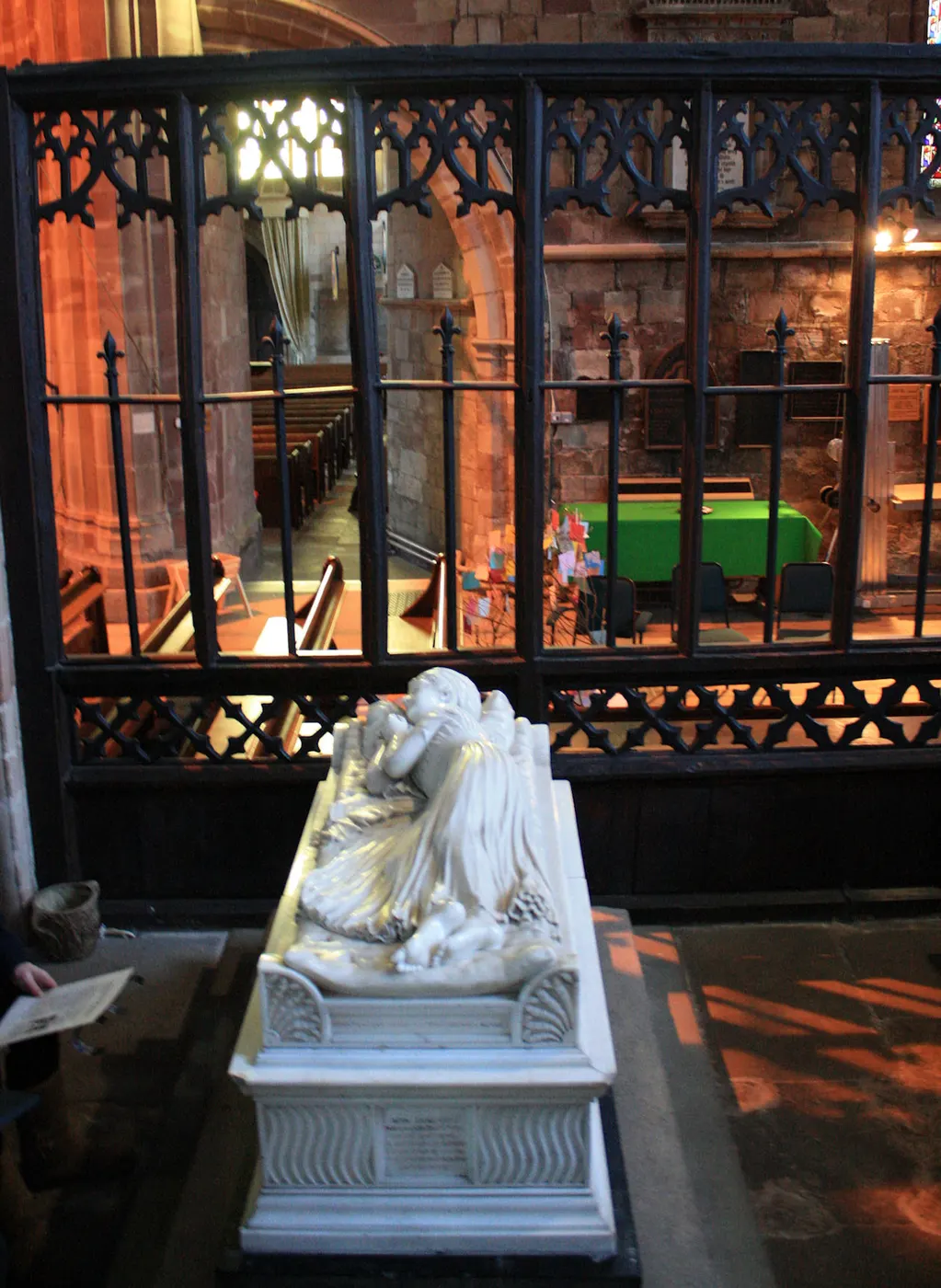 Oberflächendetail: The Carrara marble figure in St Oswald's Church, Ashbourne (5453365228)