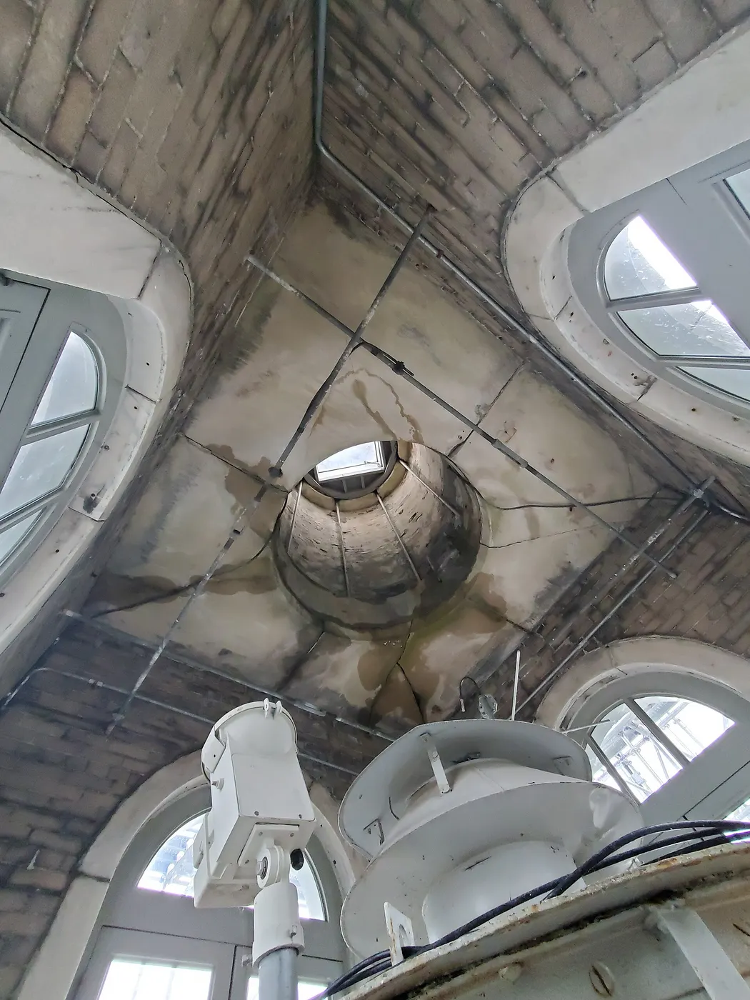 Dettaglio di superficie: Marble ceiling slabs and spire tiedown rods below lantern. (f0afcd60-5ffc-4290-8d47-148956