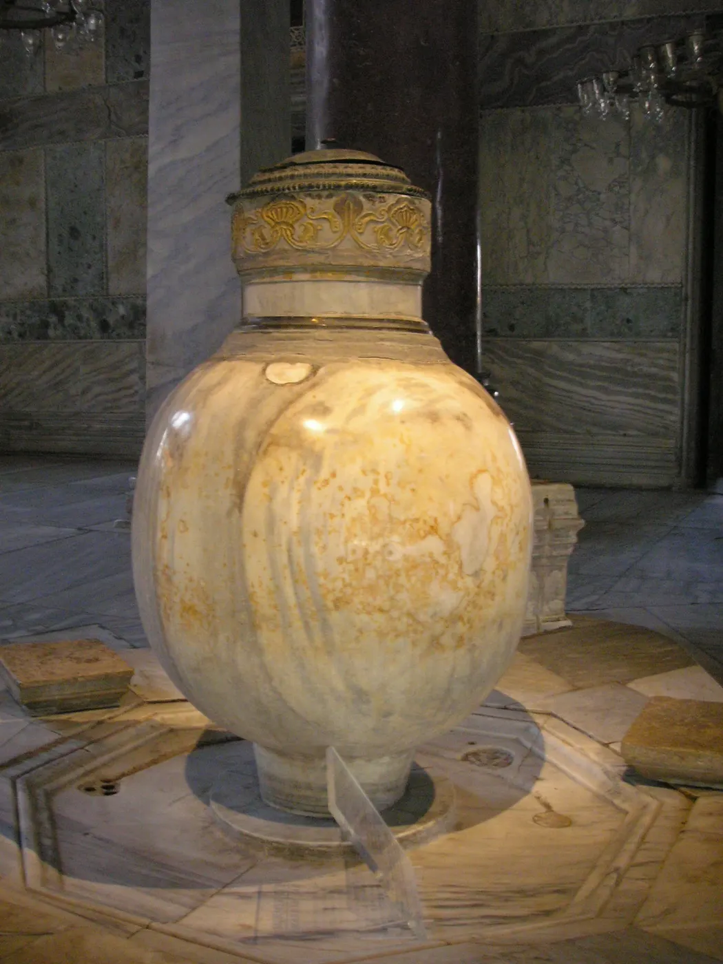 Détail de surface: Marble jar Hagia Sophia 2007 001