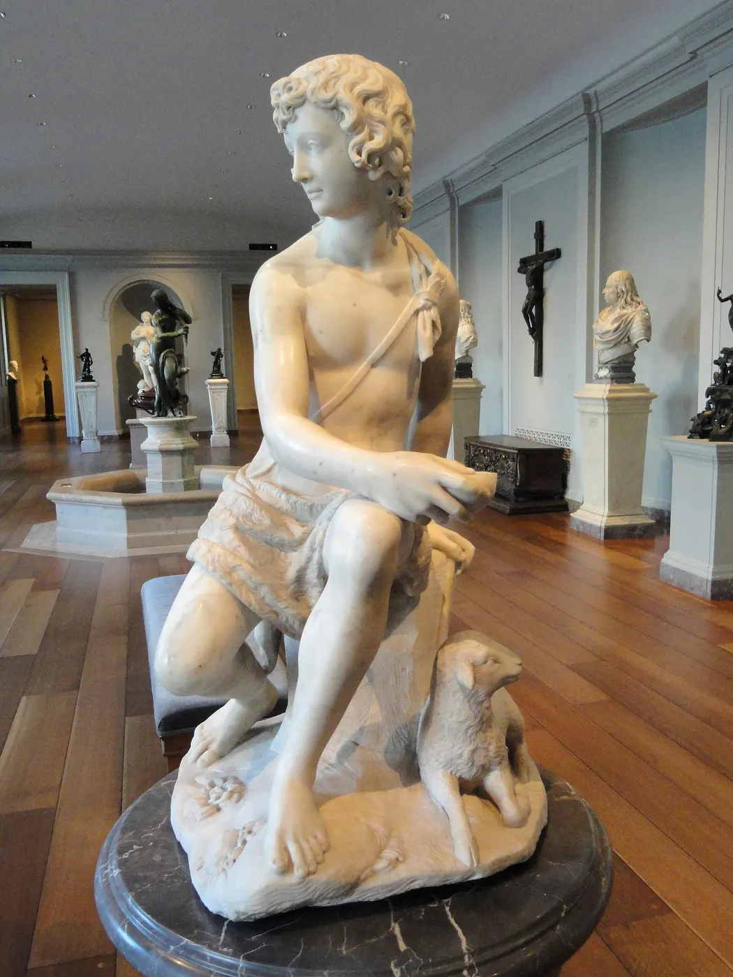Detalle de superficie: The Young Saint John the Baptist, by Giovanni Francesco Susini, c. 1610-1630, carrara marb