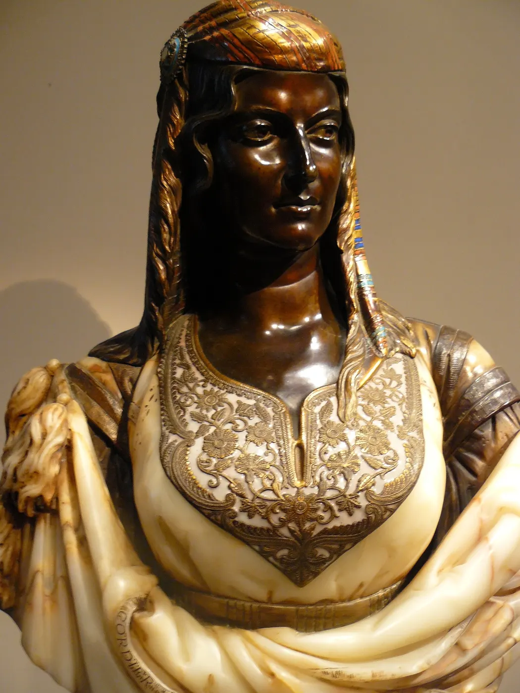 Oberflächendetail: The Jewish Woman of Algiers by Charles Cordier French 1862 Bronze partially gilt with onyx