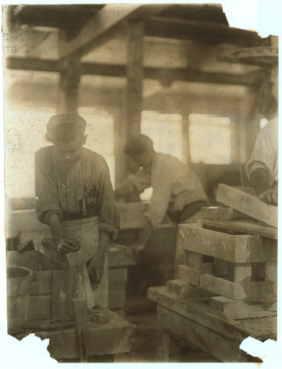 Oberflächendetail: Young boy polishing marble in Vermont Marble Co., Centre Rutland, Vt. Most of these are il