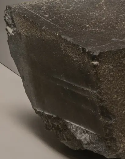 Detalle de superficie: Foor slab from the pyramid temple of Khufu (saw marks)