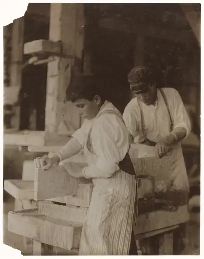 Detalle de superficie: Young boy polishing marble in Vermont Marble Co., Centre Rutland, Vt. Most of these are il