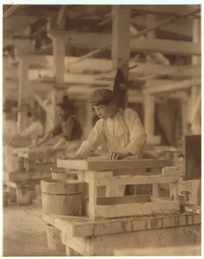 Detalle de superficie: Young boy polishing marble in Vermont Marble Co., Centre Rutland, Vt. Most of these are il