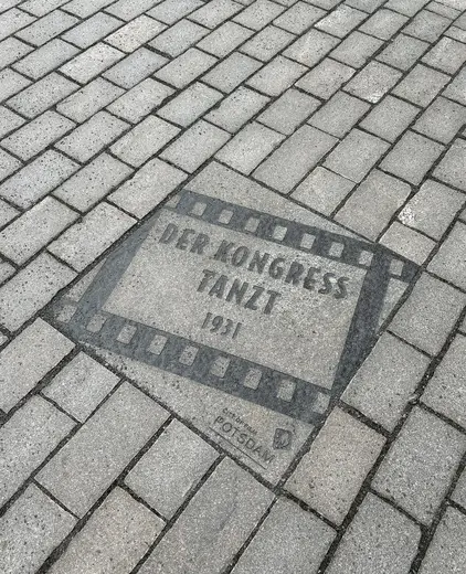 Detalle de superficie: Boulevard des Films in Potsdam, Granitplatte für den Film „Der Kongress tanzt“ (1931)