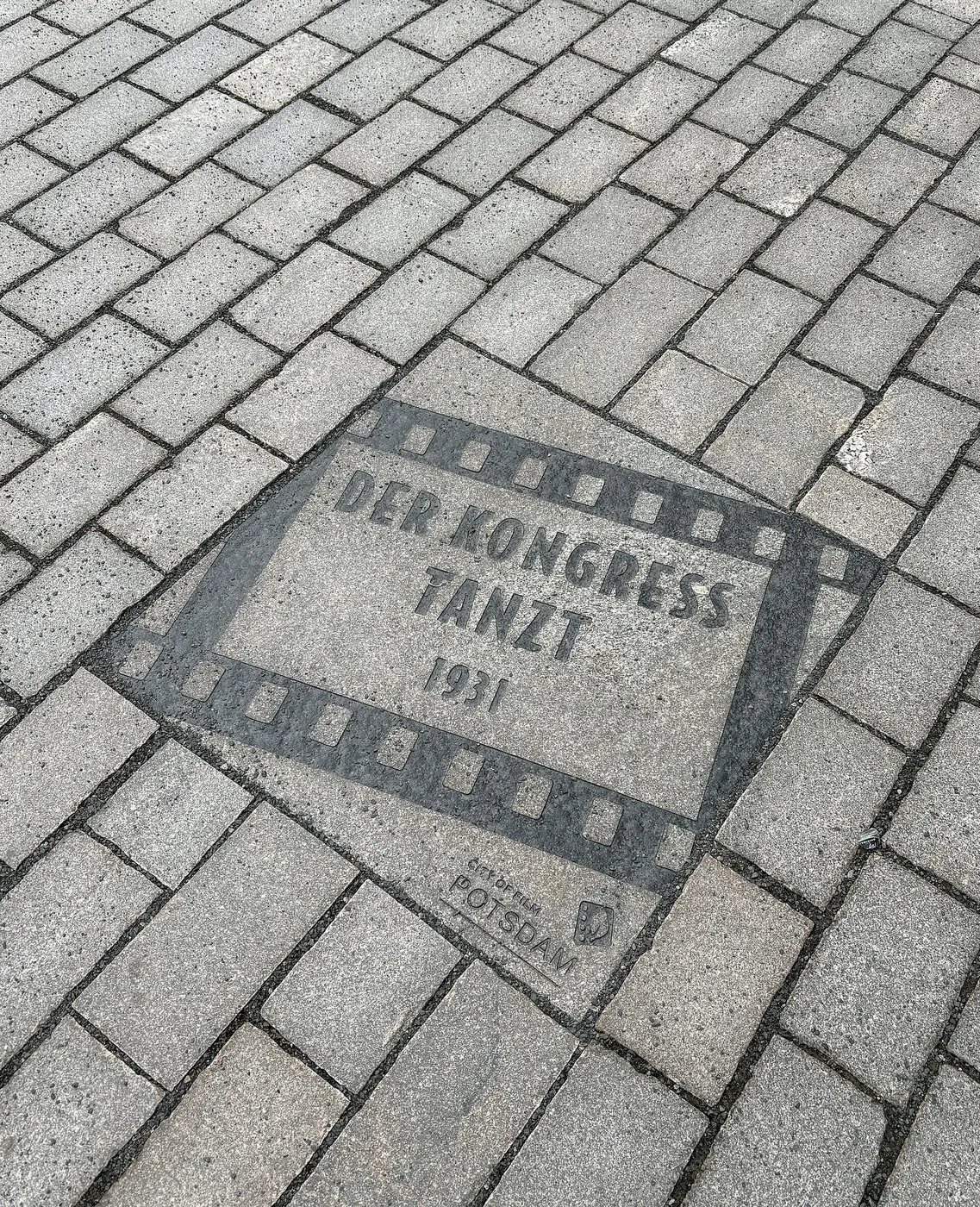 Деталь поверхности: Boulevard des Films in Potsdam, Granitplatte für den Film „Der Kongress tanzt“ (1931)
