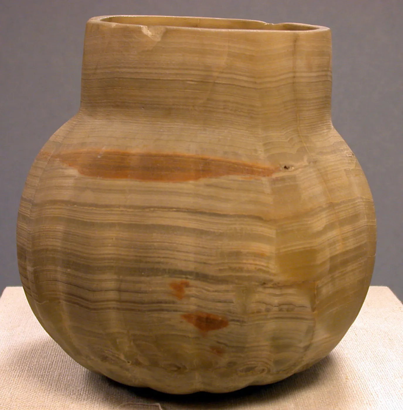 Detalle de superficie: Gadrooned Onyx Vessel MET vs1994 35 736