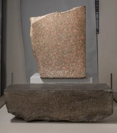 Flooring: Pillar and floor slab of the pyramid temple of Khufu 2
