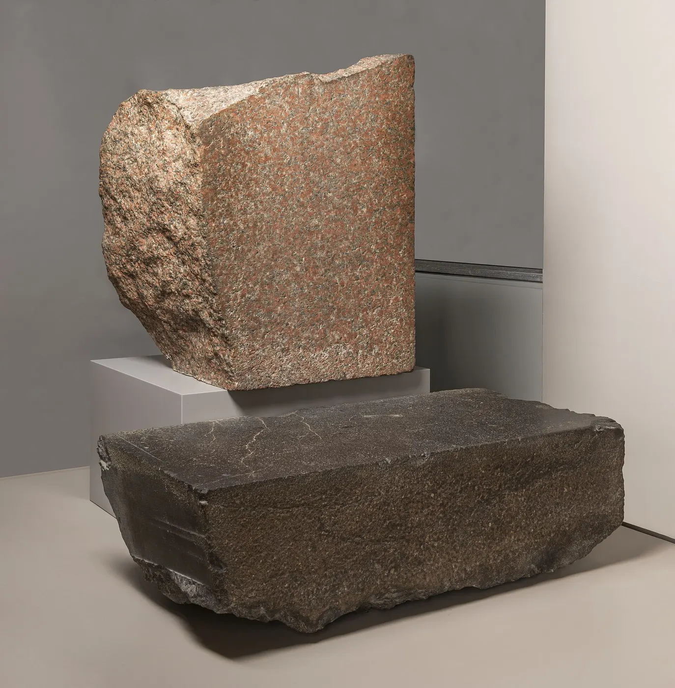 Sol: Pillar and floor slab of the pyramid temple of Khufu