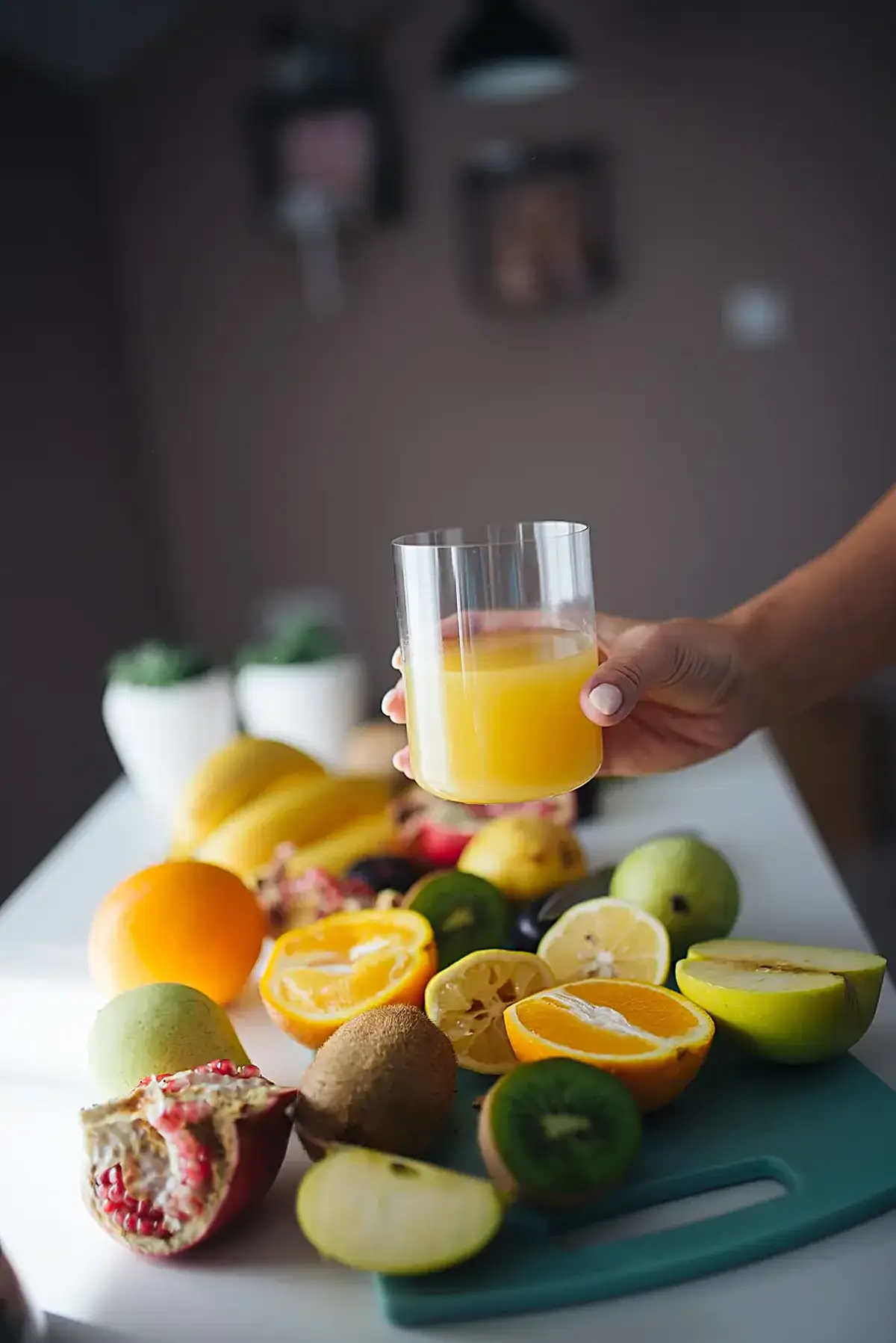 Cocina: Fresh fruit and juice preparation on a sunny kitchen countertop with vibrant colors and he