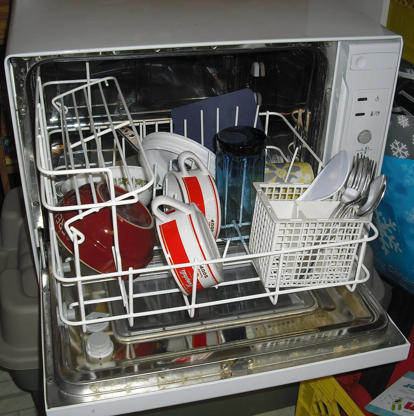 Кухня: Countertop dishwasher (cropped)