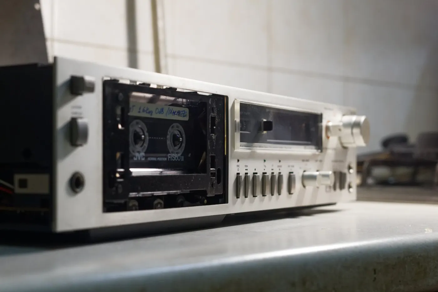Cuisine: Technics RS-M270x field-stripped on countertop 01