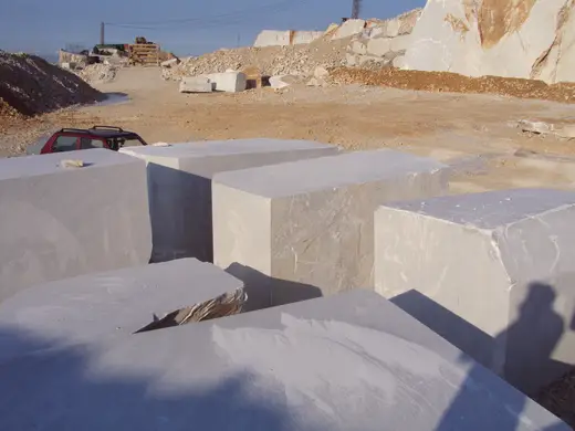 Veduta di cava in pietra naturale – Marmi di Carrara