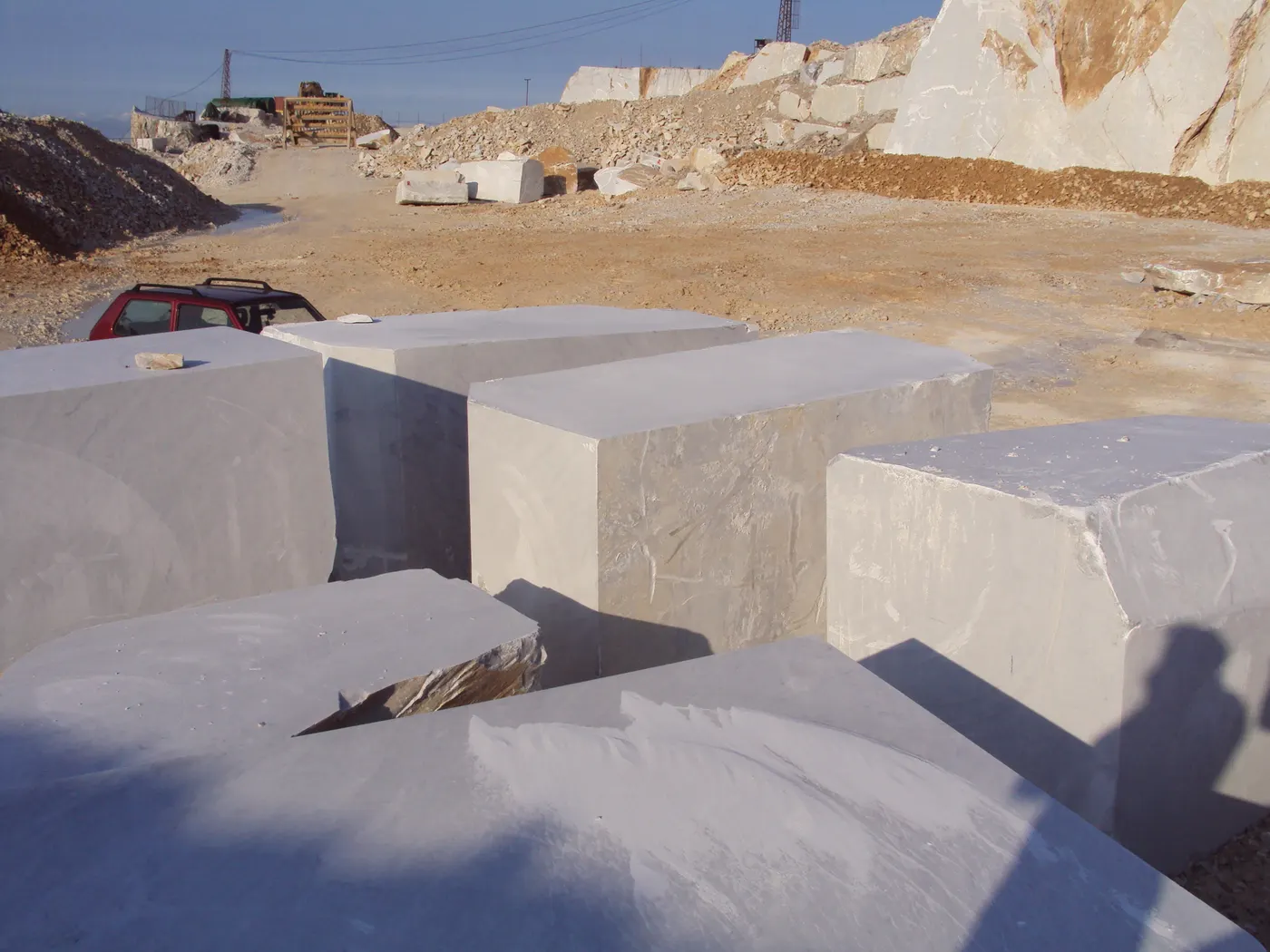 Veduta di cava in pietra naturale – Marmi di Carrara