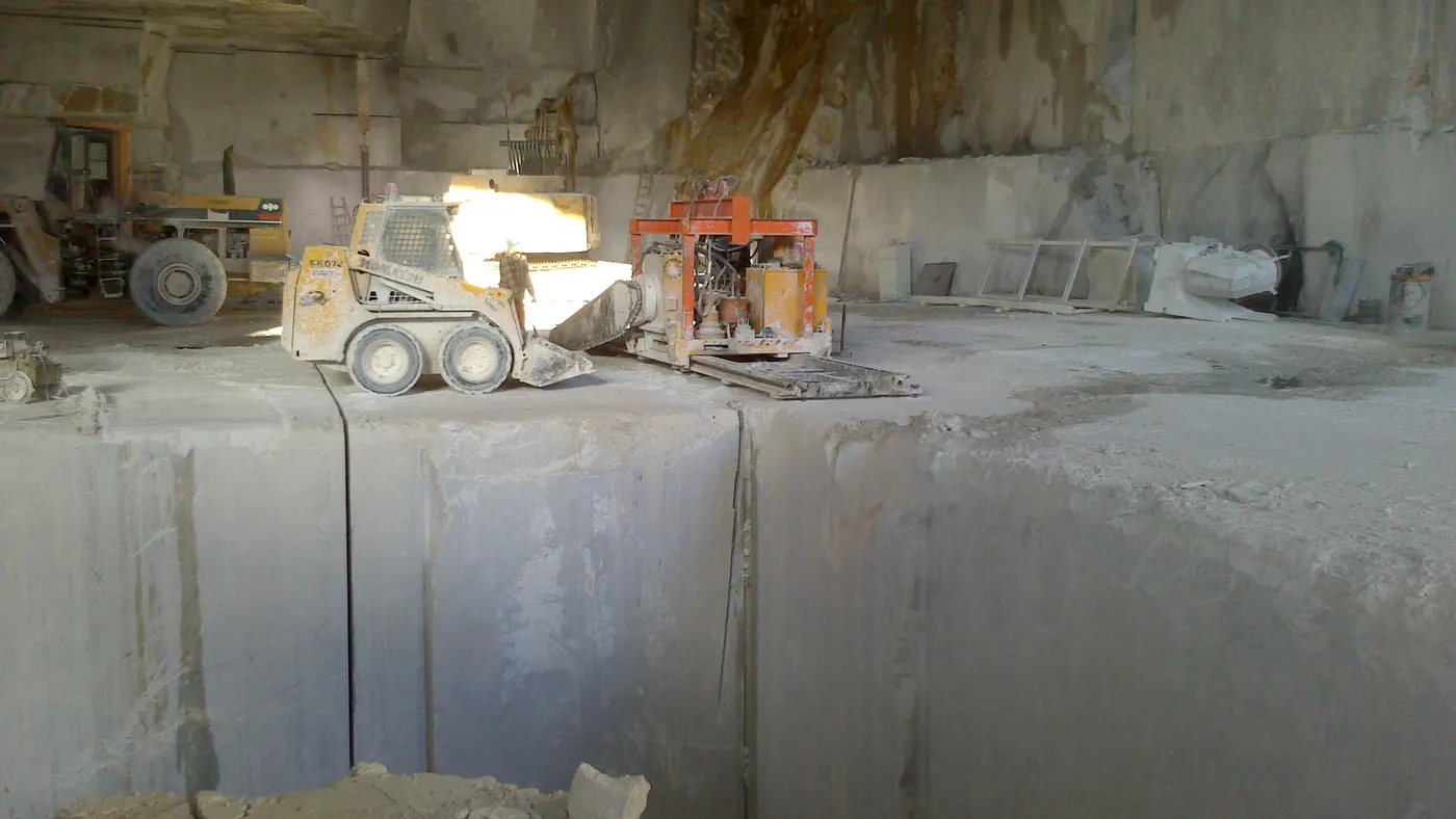 Steinbruchansicht in Naturstein – Marmi di Carrara
