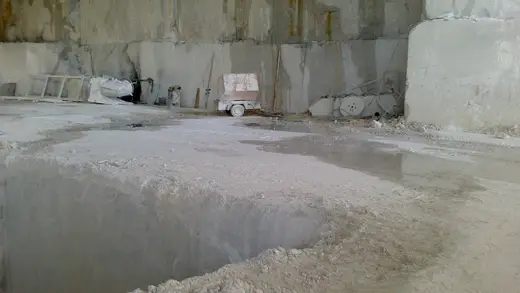 Veduta di cava in pietra naturale – Marmi di Carrara