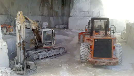 Veduta di cava in pietra naturale – Marmi di Carrara