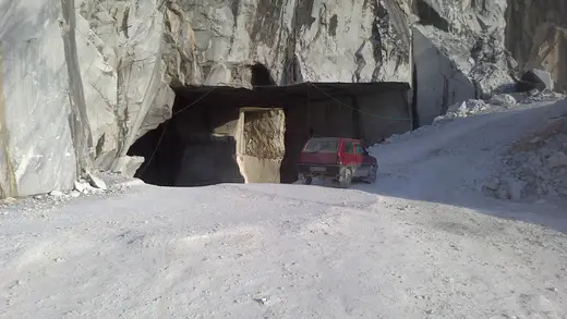 Veduta di cava in pietra naturale – Marmi di Carrara