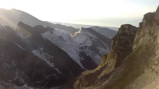 Veduta di cava in pietra naturale – Marmi di Carrara