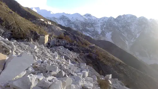 Veduta di cava in pietra naturale – Marmi di Carrara