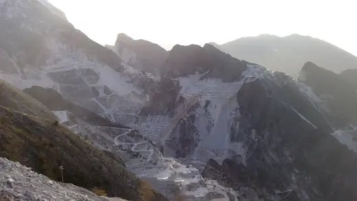 Veduta di cava in pietra naturale – Marmi di Carrara