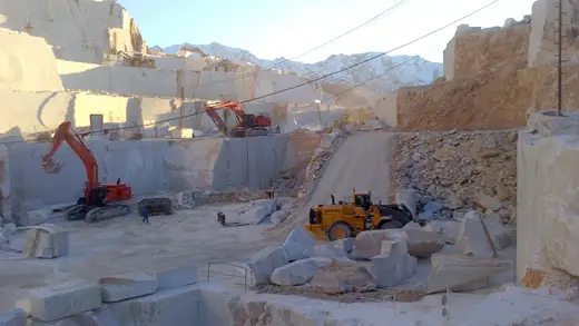 Veduta di cava in pietra naturale – Marmi di Carrara