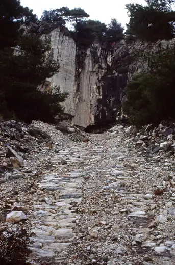 Вид карьера: Penteli, Spilia marble quarry - road (1990) 01