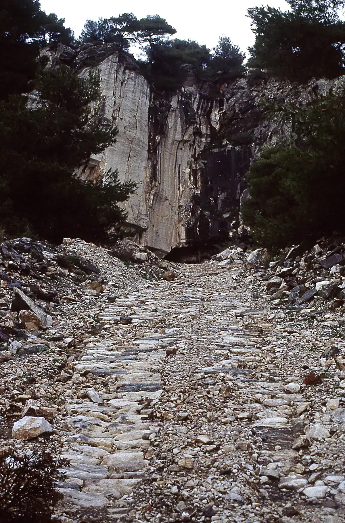 Veduta di cava: Penteli, Spilia marble quarry - road (1990) 01