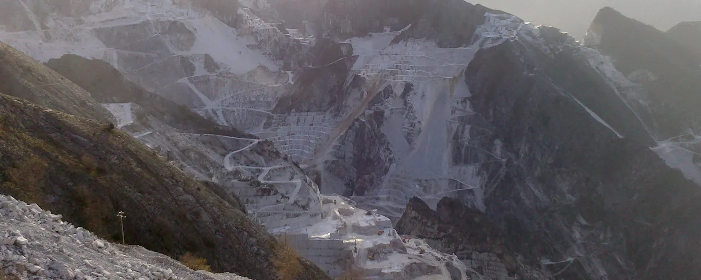 Steinbruchansicht in Naturstein – Marmi di Carrara