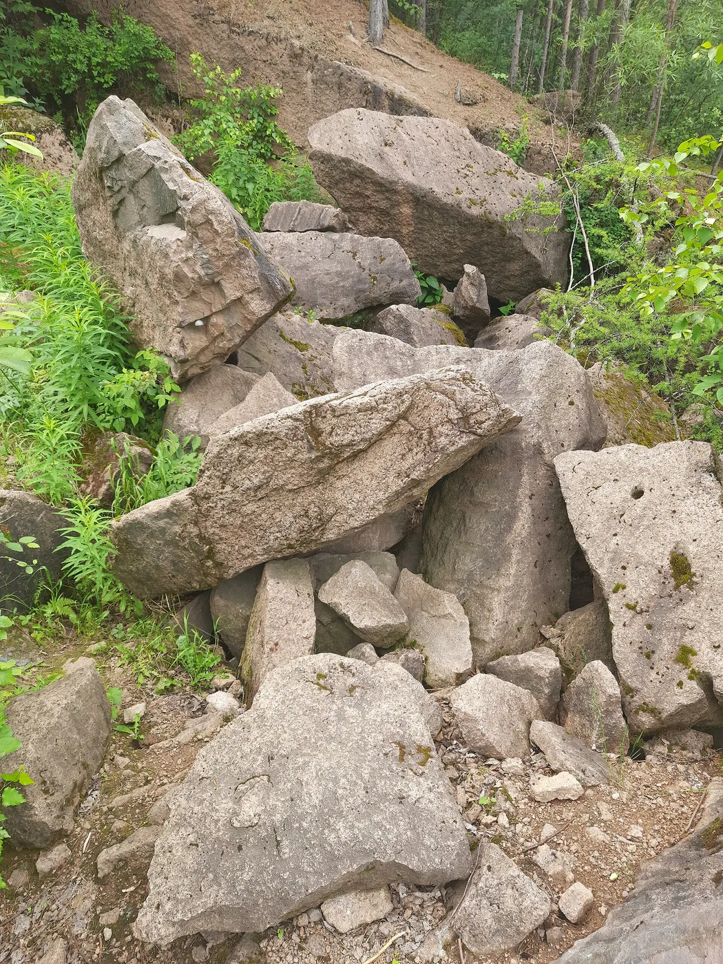 Vista de cantera: Krasnoyarsk Stolby granite quarry 26