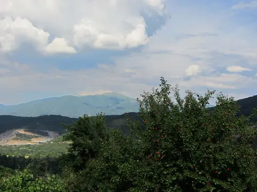 Vista de cantera: Apple orchard near a limestone quarry "Krasta", Gostivar, Macedonia