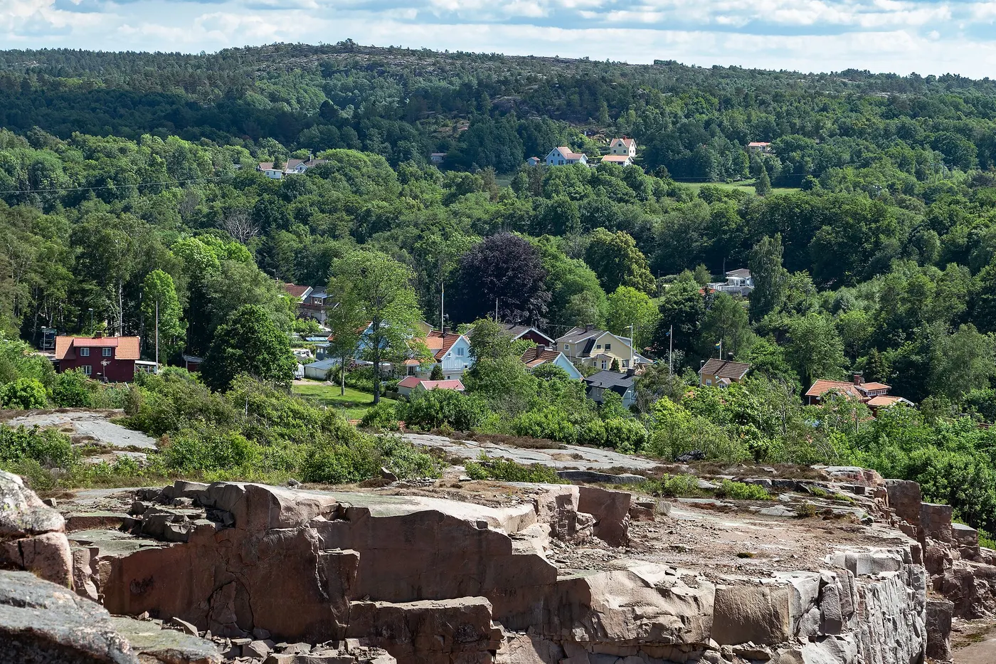 Vista de cantera: Rixö village with part of the granite quarry