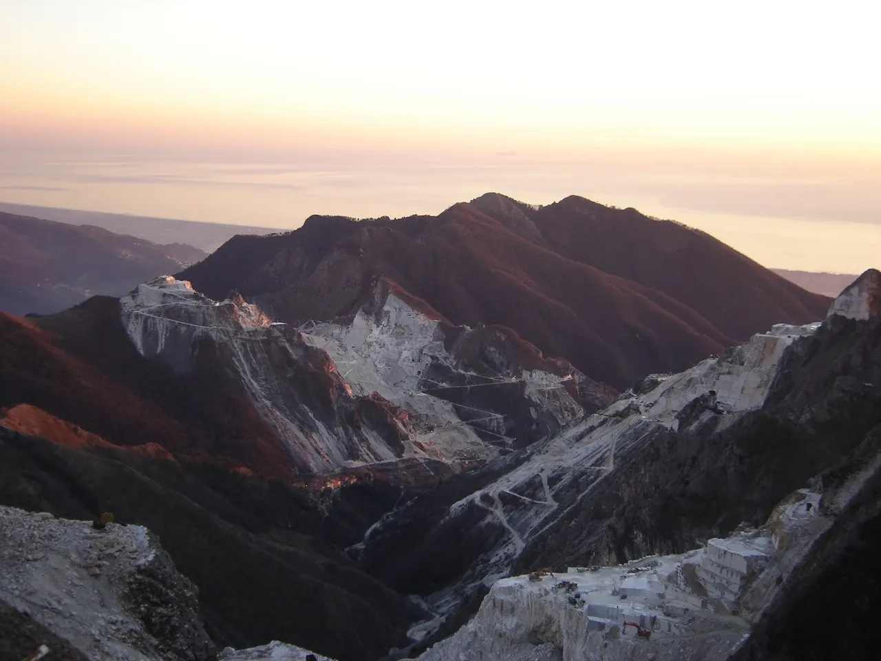 Vue de carrière en pierre naturelle – Marmi di Carrara