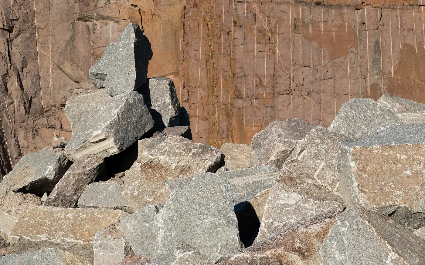 Quarry view: Rocks and texture in Rixö granite quarry 1
