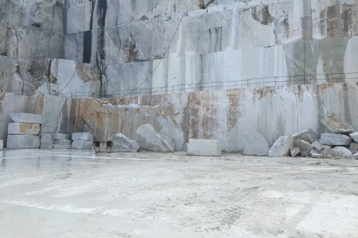 Vue de carrière en pierre naturelle – Marmi di Carrara