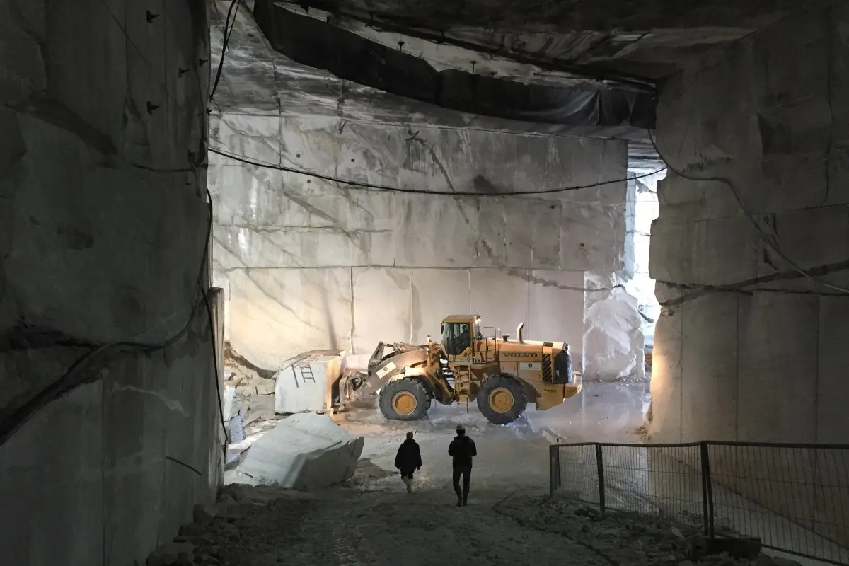 Вид карьера из натурального камня – Marmi di Carrara