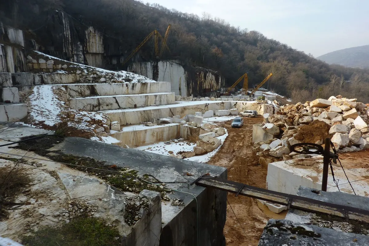Vue de carrière en pierre naturelle – Marmi di Carrara
