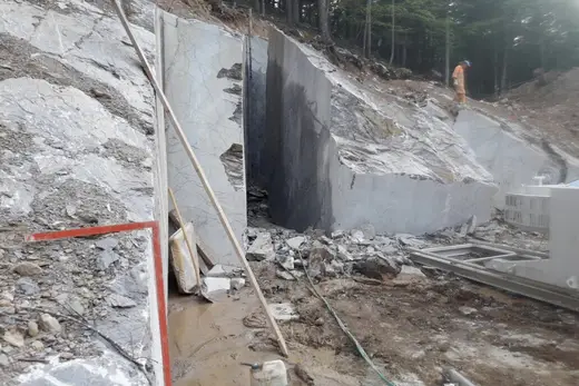 Vista de cantera en piedra natural – Marmi di Carrara