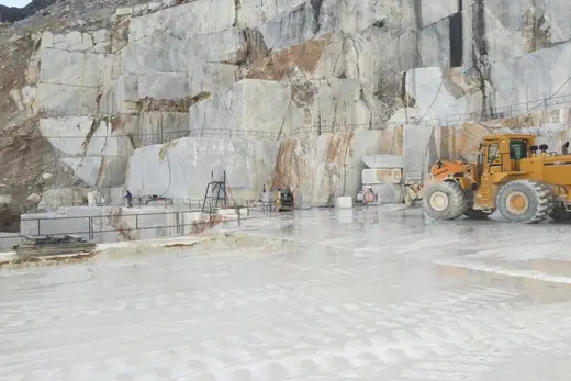 Vista de cantera en piedra natural – Marmi di Carrara